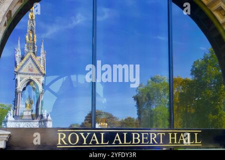 Reflexion von Albert Memorial, Royal Albert Hall, Kensington Gore, South Kensington, Royal Borough of Kensington und Chelsea, London, England. Stockfoto
