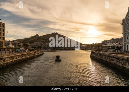 Die Wolken über dem Tafelberg, vom Hafen von Kapstadt aus gesehen Stockfoto