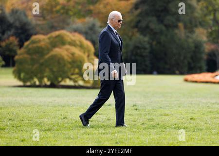 Washington, Usa. November 2024. Joe Biden geht zum Oval Office des Weißen Hauses in Washington DC, nachdem er am Tag vor der Präsidentschaftswahl aus Wilmington zurückgekehrt ist. (Foto: Aaron Schwartz/Pool/ABACAPRESS. COM) Credit: Abaca Press/Alamy Live News Stockfoto