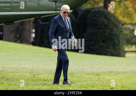 Washington, Usa. November 2024. Joe Biden geht zum Oval Office des Weißen Hauses in Washington DC, nachdem er am Tag vor der Präsidentschaftswahl aus Wilmington zurückgekehrt ist. (Foto: Aaron Schwartz/SIPA USA) Credit: SIPA USA/Alamy Live News Stockfoto