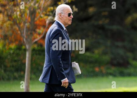 Washington, Usa. November 2024. Joe Biden geht zum Oval Office des Weißen Hauses in Washington DC, nachdem er am Tag vor der Präsidentschaftswahl aus Wilmington zurückgekehrt ist. (Foto: Aaron Schwartz/SIPA USA) Credit: SIPA USA/Alamy Live News Stockfoto