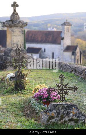 Tag und fest der Toten auf dem Akountry-Friedhof. Friedhof, Grab, Gewölbe, Erinnerung an den Verstorbenen, katholische Religion, Chrysanthemen. Neue Aquitanien, Franc Stockfoto