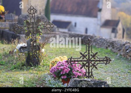 Tag und fest der Toten auf dem Akountry-Friedhof. Friedhof, Grab, Gewölbe, Erinnerung an den Verstorbenen, katholische Religion, Chrysanthemen. Neue Aquitanien, Franc Stockfoto