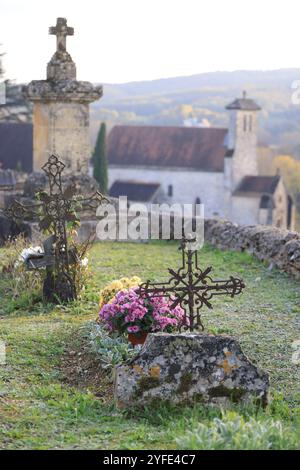 Tag und fest der Toten auf dem Akountry-Friedhof. Friedhof, Grab, Gewölbe, Erinnerung an den Verstorbenen, katholische Religion, Chrysanthemen. Neue Aquitanien, Franc Stockfoto