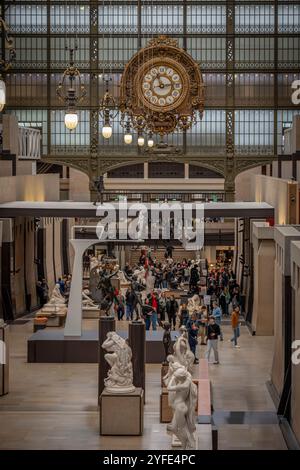 Paris, Frankreich - 11 01 2024: Museum Orsay. Blick auf die Statue der Ausstellung, die Ergänzung von Elmgreen und Dragset in der Haupthalle des Museums Stockfoto