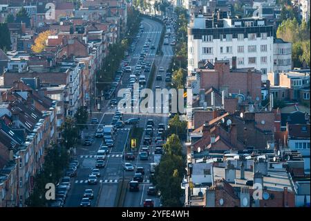 Avenue Charles Quint oder Keizer Karellaan, Hochwinkelblick in Ganshoren, Region Brüssel-Hauptstadt, Belgien, 24. Oktober 2024 Stockfoto