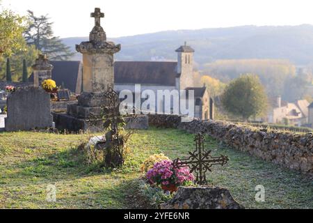 Tag und fest der Toten auf dem Akountry-Friedhof. Friedhof, Grab, Gewölbe, Erinnerung an den Verstorbenen, katholische Religion, Chrysanthemen. Neue Aquitanien, Franc Stockfoto