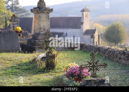 Tag und fest der Toten auf dem Akountry-Friedhof. Friedhof, Grab, Gewölbe, Erinnerung an den Verstorbenen, katholische Religion, Chrysanthemen. Neue Aquitanien, Franc Stockfoto