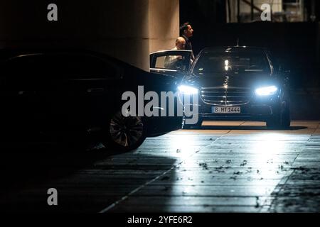 Berlin, Deutschland. November 2024. Bundeskanzler Olaf Scholz (SPD) verlässt das Kanzleramt am Abend. Quelle: Fabian Sommer/dpa/Alamy Live News Stockfoto