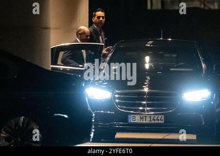 Berlin, Deutschland. November 2024. Bundeskanzler Olaf Scholz (SPD) verlässt das Kanzleramt am Abend. Quelle: Fabian Sommer/dpa/Alamy Live News Stockfoto