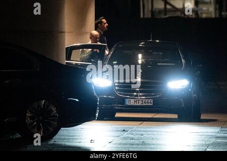 Berlin, Deutschland. November 2024. Bundeskanzler Olaf Scholz (SPD) verlässt das Kanzleramt am Abend. Quelle: Fabian Sommer/dpa/Alamy Live News Stockfoto