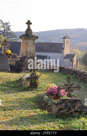 Tag und fest der Toten auf dem Akountry-Friedhof. Friedhof, Grab, Gewölbe, Erinnerung an den Verstorbenen, katholische Religion, Chrysanthemen. Neue Aquitanien, Franc Stockfoto