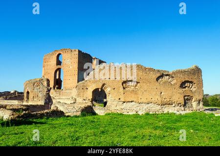 Wände des kleinen Amphitheaters und der Frigidarium Thermalräume im hinteren Teil - Villa der Quintilii im Archäologischen Park von Appia Antica - Rom, Italien Stockfoto