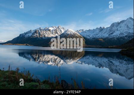 Herbstblick von der Autobahn E10 auf den schneebedeckten Berg auf den Lofoten-Inseln in Nordnorwegen, Skandinavien. Die Lofoten sind ein Archipel von Stockfoto