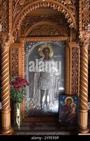 Silberne griechische Ikone des Heiligen Phanourios, Schutzpatron des Finders der verlorenen Objekte, Heilige Konstantin und Helen griechische orthodoxe Kirche Lazaraki Glyfada Athen Stockfoto