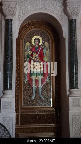 Ikone des Erzengels Michael, der ein Schwert hält, in Heiligen Konstantin und Helen griechisch-orthodoxe Kirche Lazaraki Glyfada Athen Attika Griechenland Stockfoto