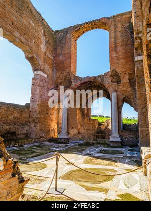 Frigidarium Thermalraum - Villa der Quintilii im archäologischen Park von Appia Antica - Rom, Italien Stockfoto