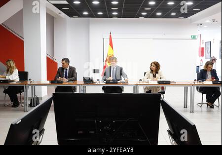 Madrid, Spanien. November 2024. Der spanische König Felipe VI. Mit Präsident Pedro Sanchez und Maria Jesus Montero bei einem Treffen in Torrejon de Ardoz, Madrid am Montag, den 4. November 2024 Stockfoto