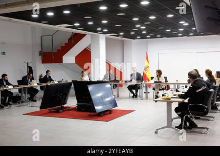 Madrid, Spanien. November 2024. Der spanische König Felipe VI. Mit Präsident Pedro Sanchez und Maria Jesus Montero bei einem Treffen in Torrejon de Ardoz, Madrid am Montag, den 4. November 2024 Stockfoto