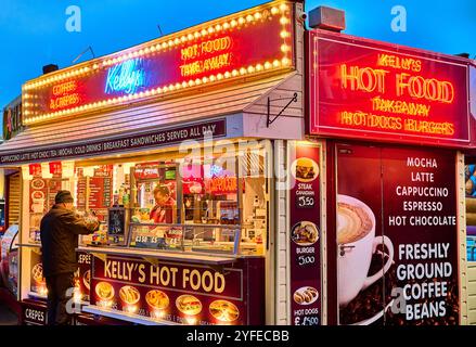 Essenskiosk in Blackpool bei Nacht während der Beleuchtung Stockfoto