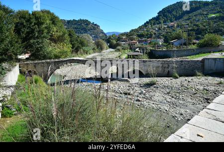 Die Velabisht-Brücke in Berat, Albanien, wurde im 17. Jahrhundert während der osmanischen Zeit erbaut. Stockfoto