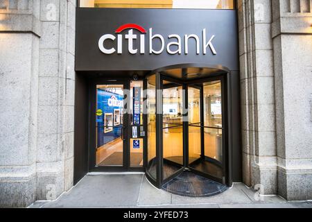 Blick auf Beschilderung und Haupteingang Citibank. Stockfoto