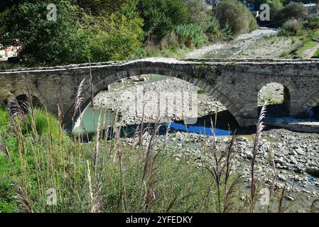 Die Velabisht-Brücke in Berat, Albanien, wurde im 17. Jahrhundert während der osmanischen Zeit erbaut. Stockfoto