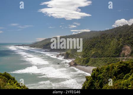 Die Küste in der Nähe von Punakaiki Pancake Felsen in Neuseeland. Stockfoto