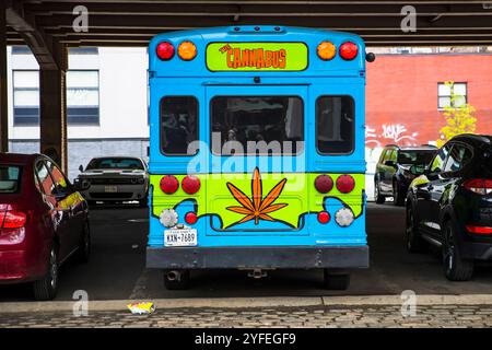 Der Partybus hat sich auf der Straße getrennt. Stockfoto