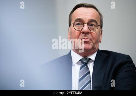 Berlin, Deutschland. November 2024. Bundesverteidigungsminister Boris Pistorius (SPD) in einem Interview mit der Nachrichtenagentur dpa. Quelle: Carsten Koall//dpa/Alamy Live News Stockfoto