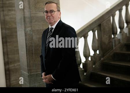 Berlin, Deutschland. November 2024. Bundesverteidigungsminister Boris Pistorius (SPD) vor einem Interview mit der Nachrichtenagentur dpa. Quelle: Carsten Koall//dpa/Alamy Live News Stockfoto