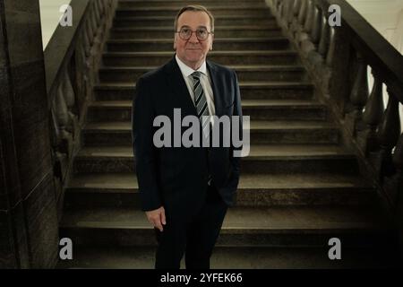 Berlin, Deutschland. November 2024. Bundesverteidigungsminister Boris Pistorius (SPD) vor einem Interview mit der Nachrichtenagentur dpa. Quelle: Carsten Koall//dpa/Alamy Live News Stockfoto