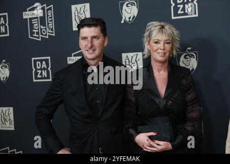 Brüssel, Belgien November 2024. Patro Eisdens Assistenztrainer T3 Luc Nilis und Partner Mieke Jonckers auf dem roten Teppich bei der Ankunft zur Pro League Hall of Fame Abendzeremonie am Montag, 4. November 2024 im Bozar Museum in Brüssel. Die Pro League wird die zehn Legenden enthüllen, die in ihre Hall of Fame aufgenommen werden. BELGA FOTO BRUNO FAHY Credit: Belga News Agency/Alamy Live News Stockfoto