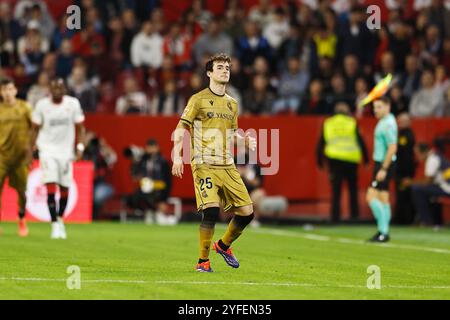 Sevilla, Spanien. November 2024. Jon Magunazelaia (Sociedad) Fußball/Fußball : spanisches Spiel "LaLiga EA Sports" zwischen Sevilla FC 0-2 Real Sociedad im Estadio Ramon Sanchez-Pizjuan in Sevilla, Spanien. Quelle: Mutsu Kawamori/AFLO/Alamy Live News Stockfoto