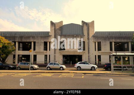 Haupteingang und Wappen des Swansea Crown Court. County and City of Swansea, South Wales, Vereinigtes Königreich. Vom Oktober 2024. Herbst Stockfoto