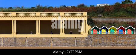 Pavilion und Strandhütten an der Promenade, Barry Island, Vale of Glamorgan, Südwales, Großbritannien. Oktober 2024 Stockfoto