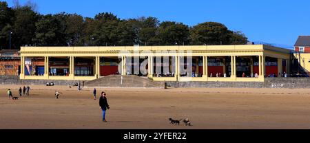 Menschen, die den Strand, Pavillon und Promenade, Barry Island, Vale of Glamorgan, Südwales, UK. Oktober 2024 Stockfoto