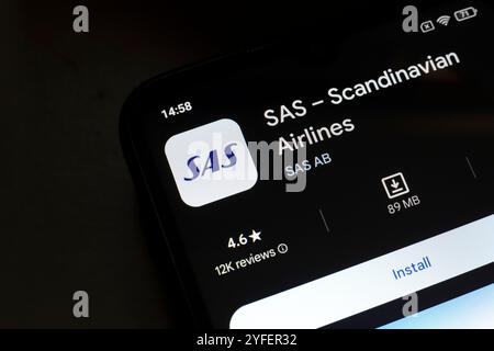 November 2024, Brasilien. In dieser Abbildung wird das Skandinavian Airlines System (SAS) App-Logo auf einem Smartphone-Bildschirm angezeigt Stockfoto