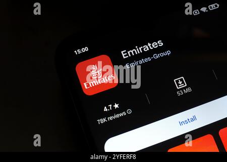 November 2024, Brasilien. In dieser Fotoabbildung wird das Emirates App-Logo auf einem Smartphone-Bildschirm angezeigt Stockfoto