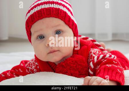 Baby als Weihnachtsmann gekleidet. Stockfoto