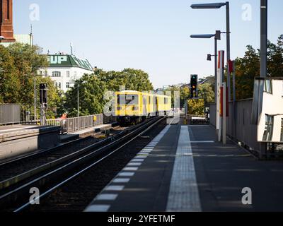 U1 U-Bahn Ankunft am Bahnhof Görlitzer Bahnhof in Berlin. Gelbe U-Bahn auf den Schienen, die zum Bahnsteig führen. Öffentliche Verkehrsmittel in der Stadt. Stockfoto
