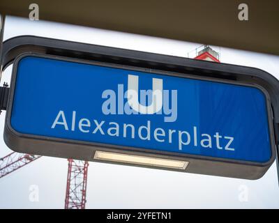 Schild mit der U-Bahn-Station Alexanderplatz am Eingang der U-Bahn in Berlin. Blaues Symbol mit dem großen Buchstaben U in Nahaufnahme. Stockfoto