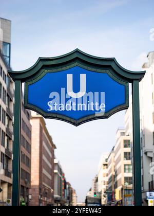 U-Bahnhofsschild Stadtmitte im Stadtzentrum von Berlin, Deutschland. Großer Buchstabe U für U-Bahn auf blauem Hintergrund. Stockfoto