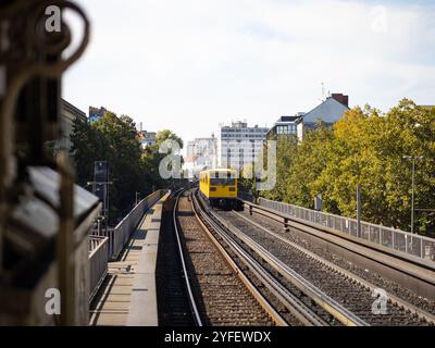 U-Bahn Berlin U1 Richtung Uhlandstr. Die U-Bahn fuhr vom Bahnhof Görlitzer Bahnhof in Richtung Kottbusser Tor. Stockfoto