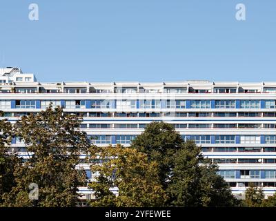 Berlin Apartment Gebäudefassade im Stadtzentrum in der Karl-Liebknecht-Straße. Äußere eines vorgefertigten Wohnhauses in der Stadt. Stockfoto