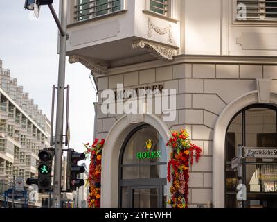 Bucherer Einzelhandelsgeschäft (Boutique) für Luxusuhren und exquisiten Schmuck. Gebäude außerhalb des Ladens in der Stadt, das Produkte von Rolex anbietet. Stockfoto