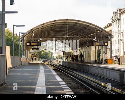 Berlin Görlitzer Bahnhof Gebäude außerhalb des Bahnsteigs mit Personen. U-Bahn-Station im Stadtteil Kreuzberg mittags. Stockfoto