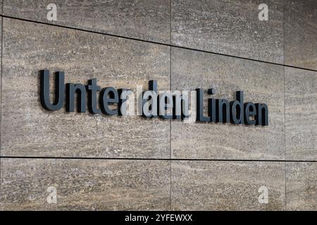 Schild unter den Linden am U-Bahnhof in Berlin Mitte. Name des Standorts und Ziel des öffentlichen Nahverkehrs. Stockfoto