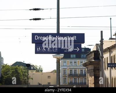 Dresden-Neustadt-Schild des Bahnhofs in Dresden, Deutschland. Ortsname des Reiseziels in Sachsen. Stockfoto