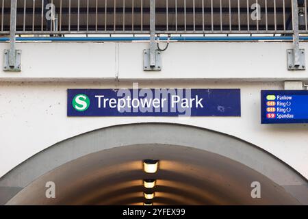 Treptower Park Schild des Bahnhofs in Berlin. Informationsschilder des S-Bahn-Verkehrsdienstes der BVG. Stockfoto